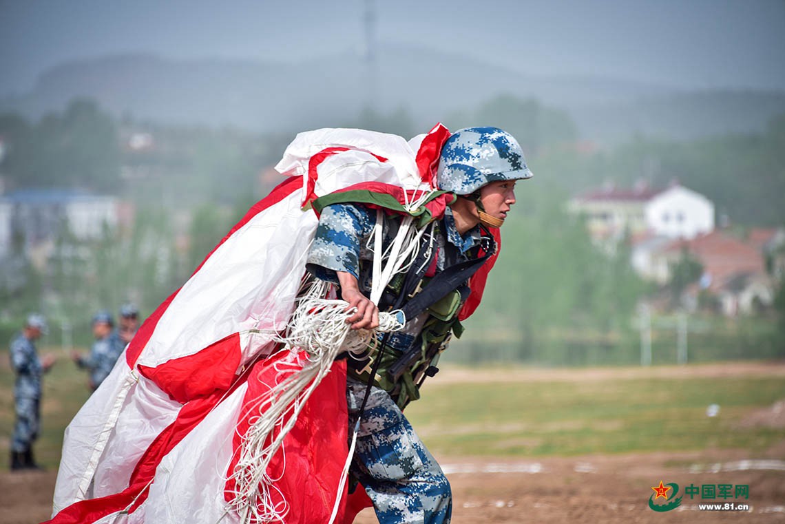 空降兵群众性大比武首日:神兵天降火力全开