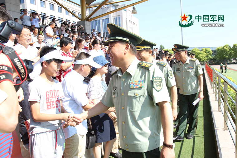 武警特警学院邀请学员亲属参加毕业典礼