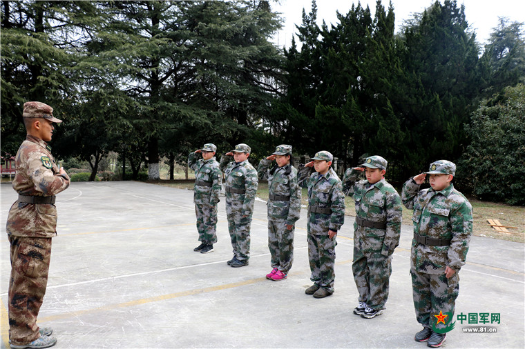 当兵也会上瘾?这些小学生告诉你没有错