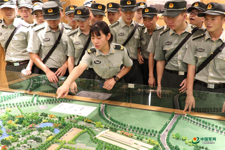 陆军步兵学院学员四大队十队学员参观院史馆深受启迪