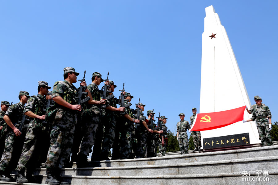 官兵赴八十二烈士陵园参观见学中。
