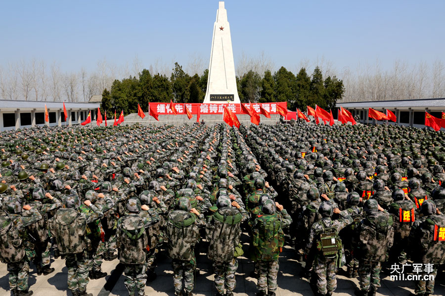 官兵赴八十二烈士陵园参观见学中。