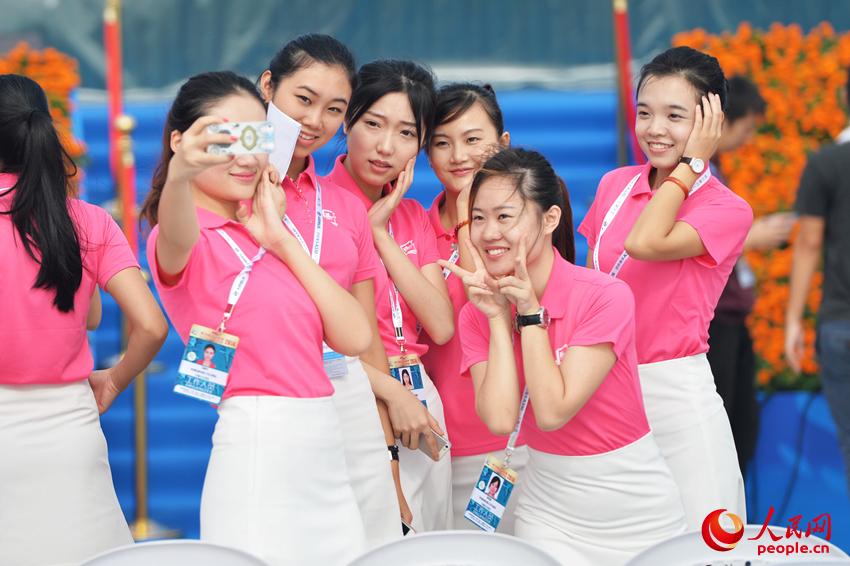 珠海航展志愿者引导员进行开幕式彩排