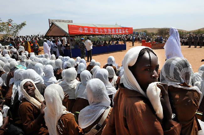 2015年2月9日，在苏丹南达尔富尔州首府尼亚拉市，中苏友谊小学的学生参加捐赠仪式。新华社记者 李紫恒 摄