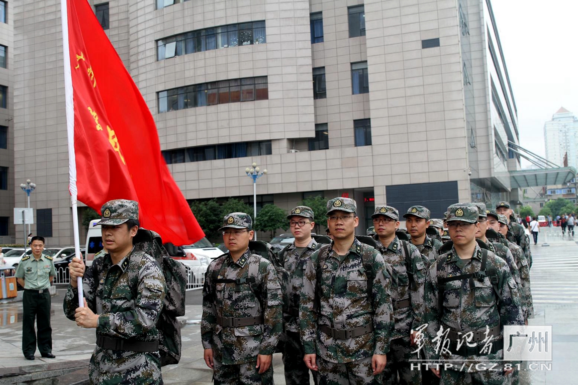 广州军区武汉总医院派出医疗队