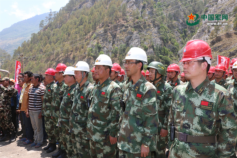 中国武警交通救援大队出境成功抢通吉加公路