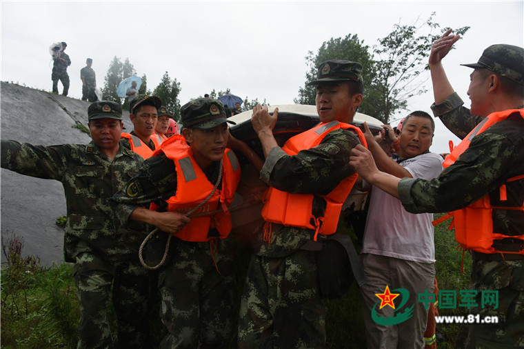 村民被洪水围困 武警官兵驾冲锋舟救援