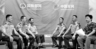 军事专家罗援少将及南京军区某团团长周谋,第二炮兵某旅教导员乐焰辉