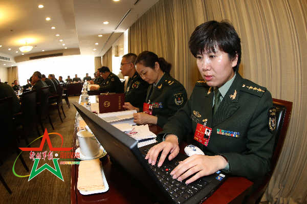 十二届全国人大四次会议军队女代表风采扫描
