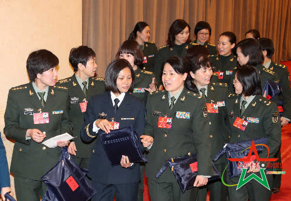 十二届全国人大四次会议军队女代表风采扫描