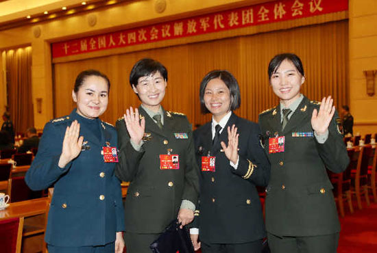 十二届全国人大四次会议军队女代表风采扫描