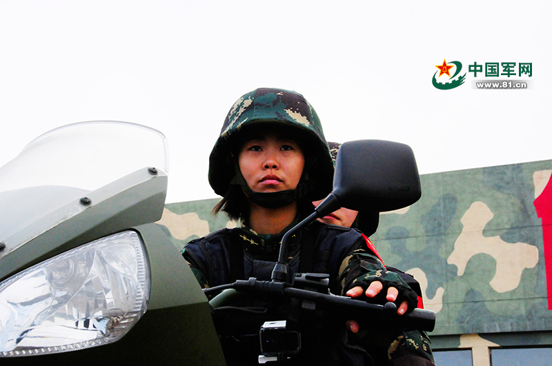 她是入海能潜水,陆地如猛虎的"霸王花;如今,她是我军首个女子特战连