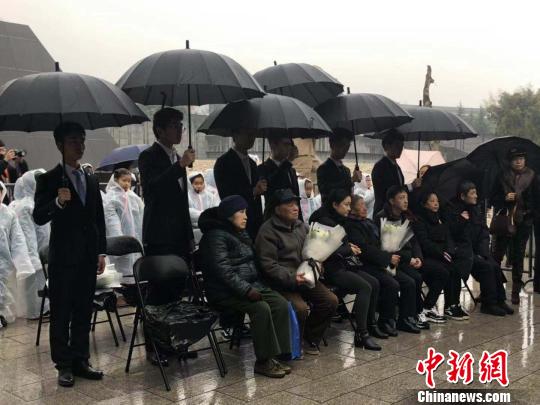10日晨，南京大屠杀死难者家庭祭告活动在侵华日军南京大屠杀遇难同胞纪念馆举行。　朱晓颖 摄