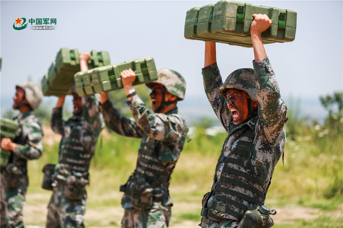 红一连开展体能强化训练,磨砺官兵意志