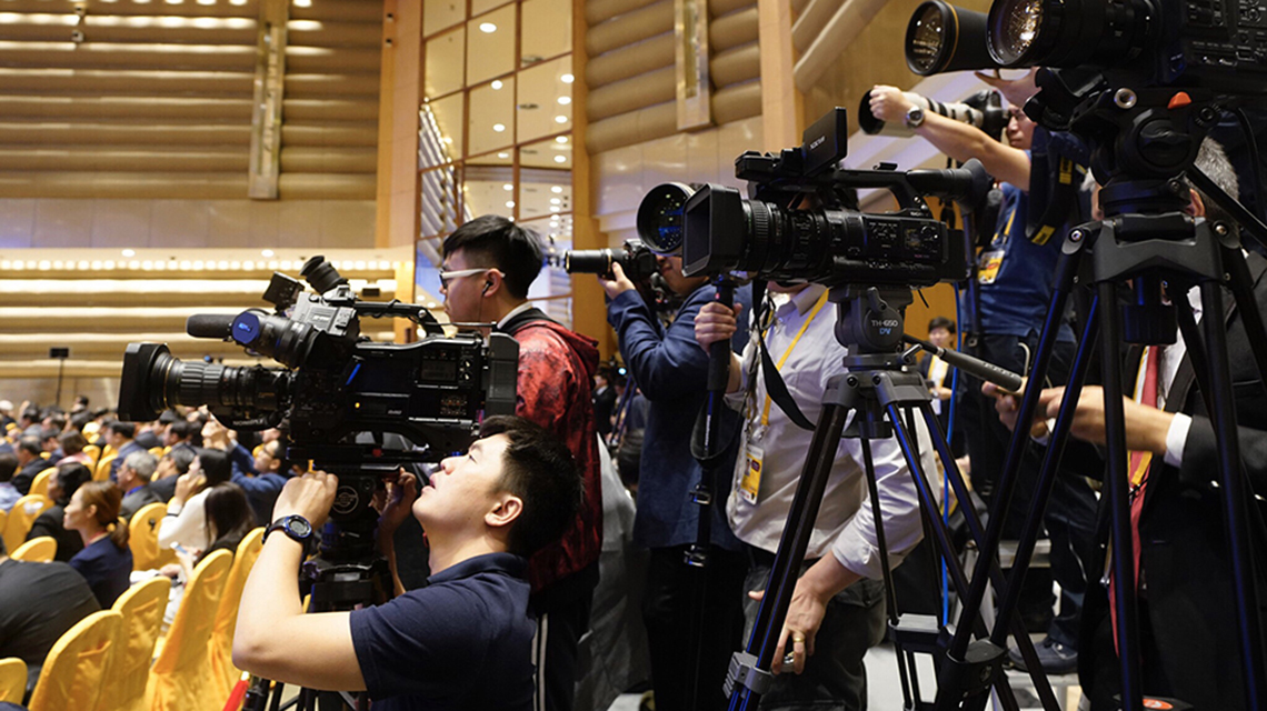 记者在博鳌亚洲论坛2018年年会开幕式上采访