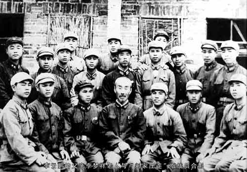 李云鹏牺牲后，其父亲李梦祥(前排中间者)与“刘老庄”连指战员合影