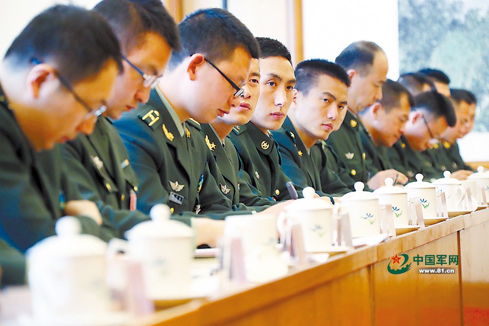 两会军人代表 162420f353179784486978.jpg