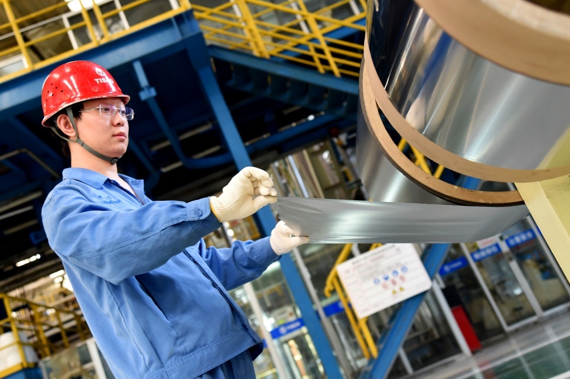 太钢不锈钢精密带钢有限公司职工在展示厚度为0.