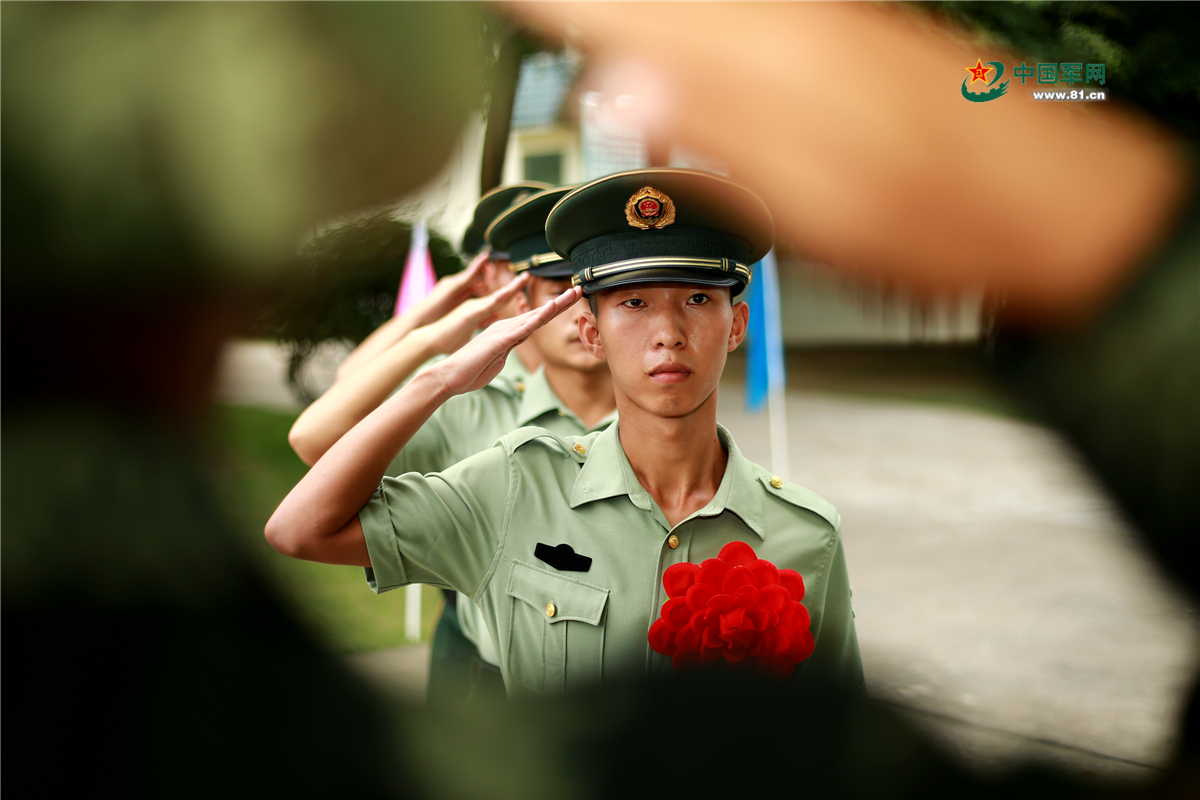 武警老兵退伍卸衔 钢铁硬汉瞬间哭成泪人