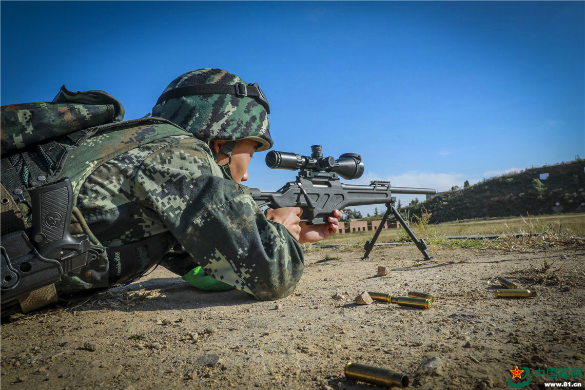 一名狙击手已卧在射击地线近1小时.赵江涛 摄