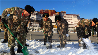 武警西藏总队官兵积极参与城市除雪