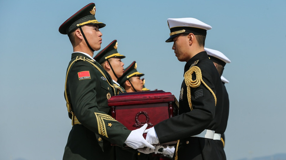 中韩双方交接第六批在韩志愿军烈士遗骸