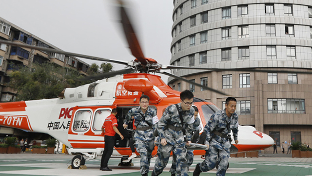 西部战区空军首次开展军民联合空运医疗救护演练