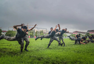 张张是大片！这场雨中练兵太酷了！