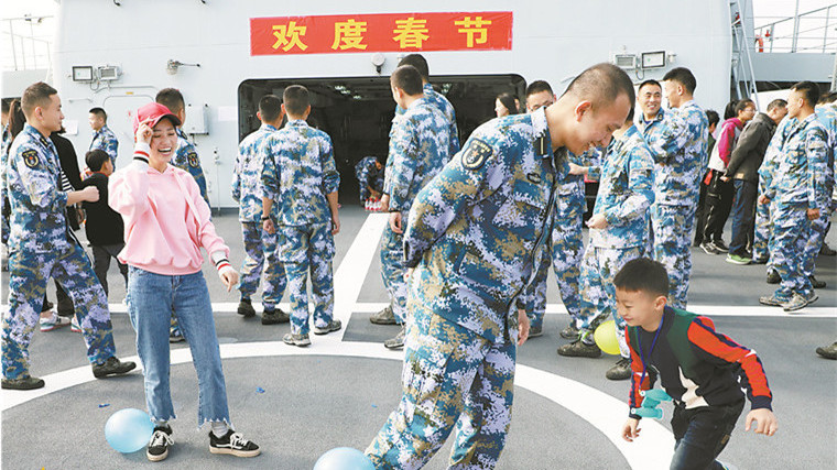 揣着温情出征！南部战区海军某船提前过年，军属上船话团圆