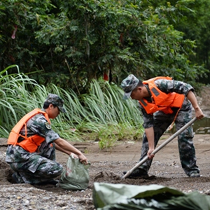 深山里的民兵救援队