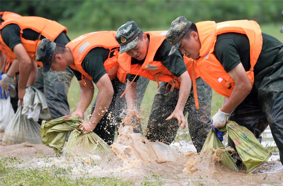 一组照片读懂抗洪武警官兵