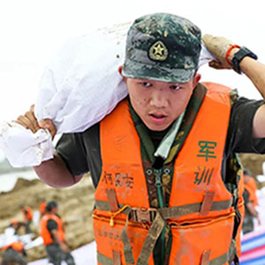 必须顶得上！第71集团军某旅300余名官兵冒雨奋战一线