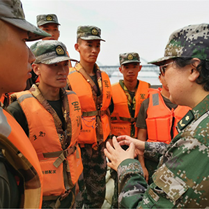 官兵们勇斗洪魔，她带领团队力降“夏日杀手”