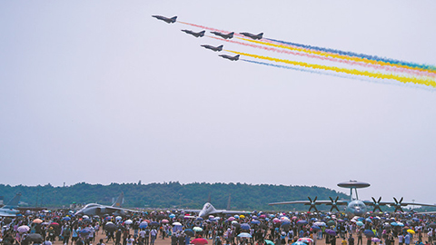 第13届中国航展首个公众开放日:“空军蓝”致敬“中国红”