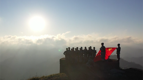 空军官兵致敬伟大祖国：守卫岁月安好，捍卫每寸山河