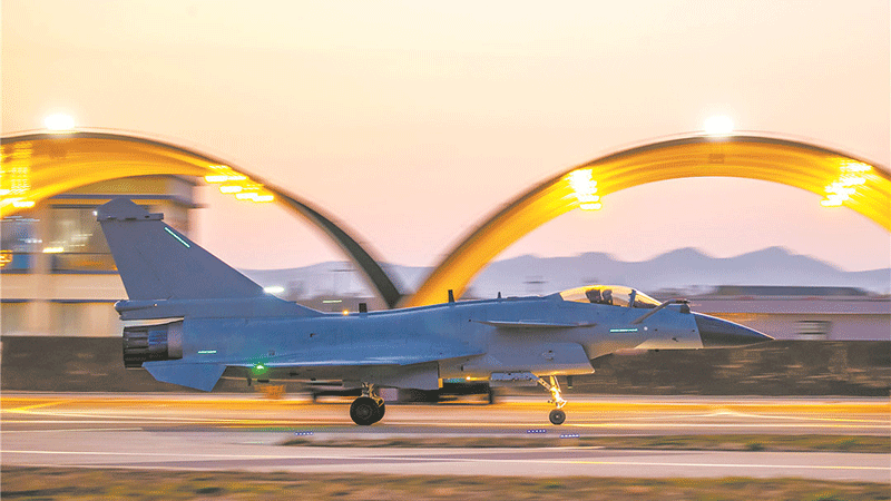 雏鹰展翅向云天，空军航空兵某旅跨昼夜飞行训练影像