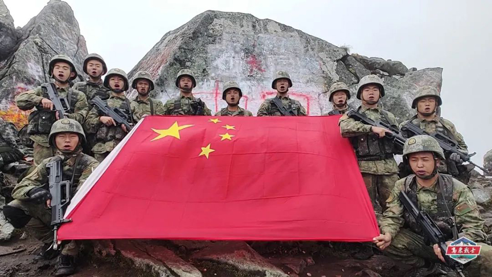 迎国庆，守平安！边防官兵在巡逻战位为祖国庆生