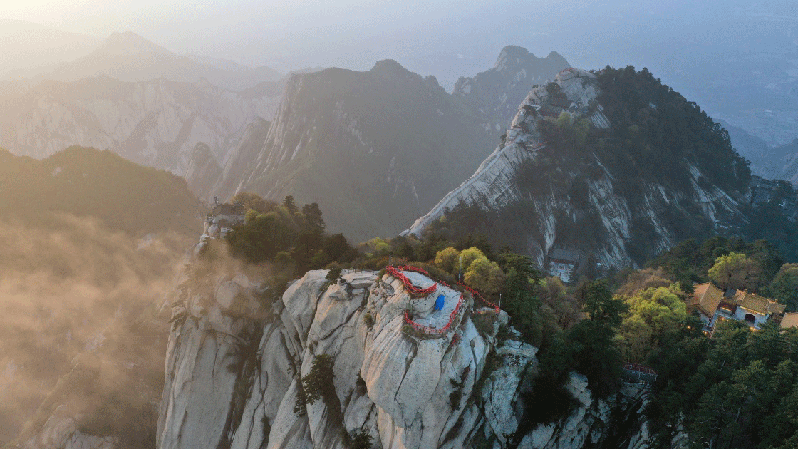 华山云起险峰间