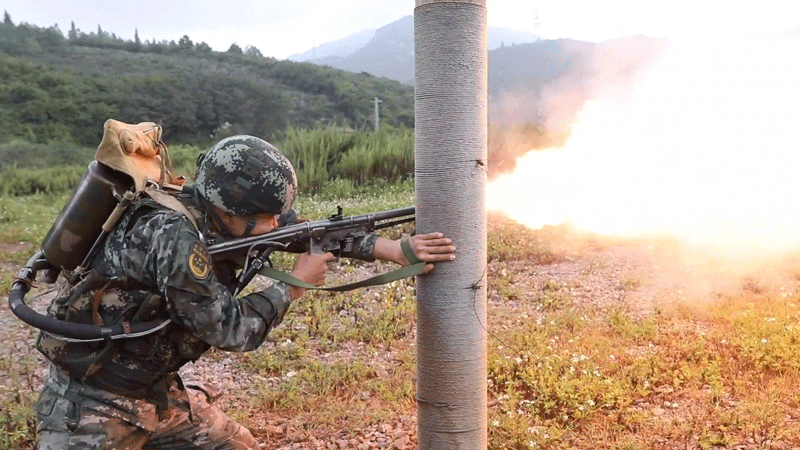直击武警官兵多武器实弹训练