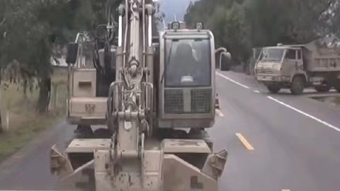 泥石流冲垮道路 官兵6小时紧急抢通