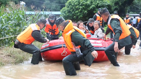 广西北海：洪水侵袭，武警官兵紧急营救
