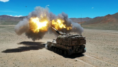 Howitzer fires at mock target