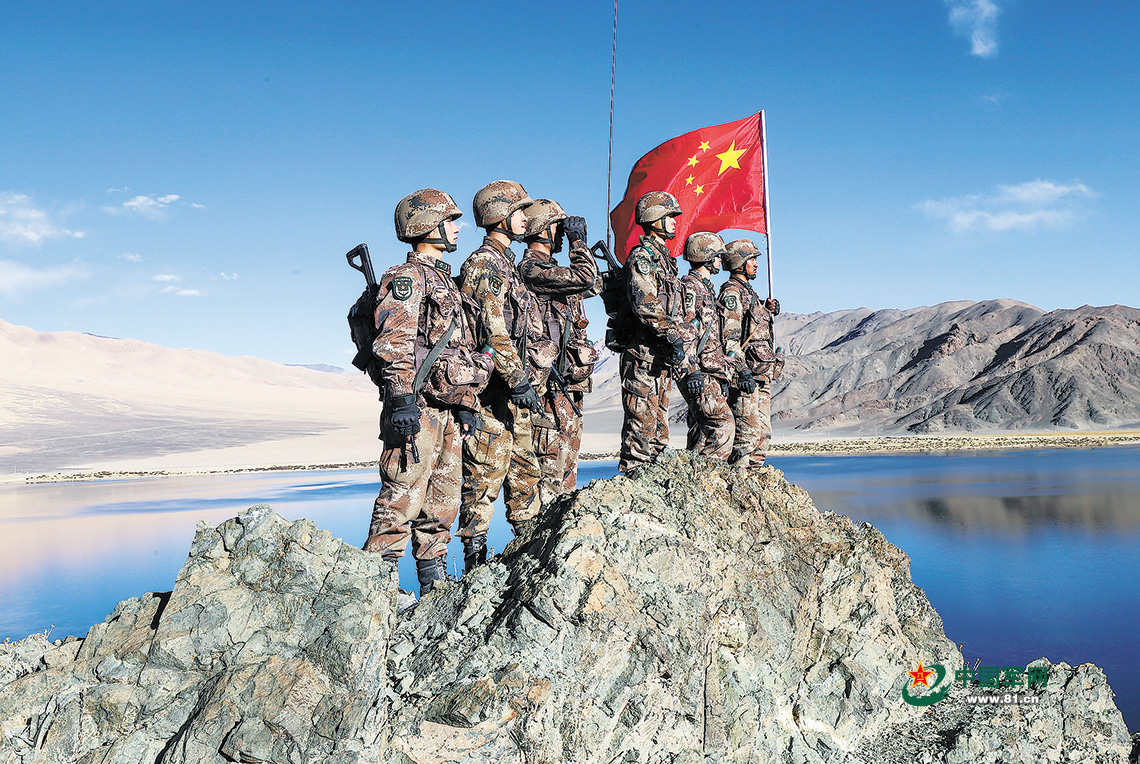 国庆节边防官兵巡逻在生命禁区