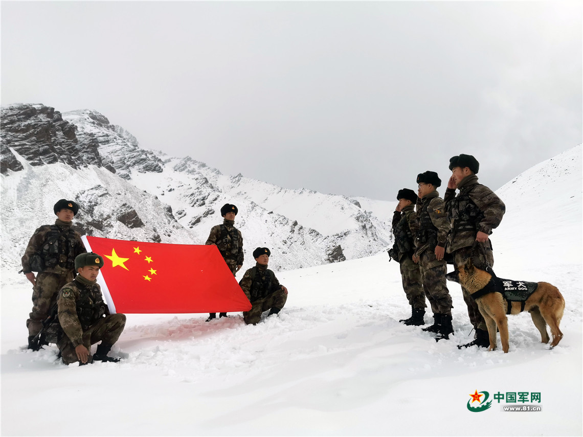 向国旗敬礼.刘南松 摄