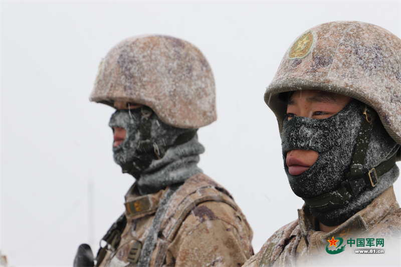 哨兵于风雪中坚守执勤岗位（伍尧  摄）_副本
