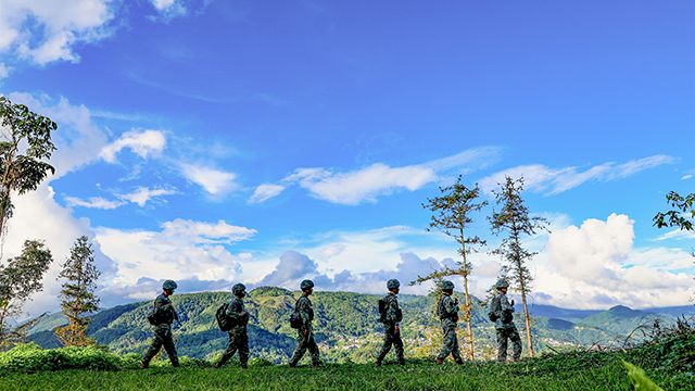 60小时穿越“死亡森林”！他们脚下，是没有路的天路