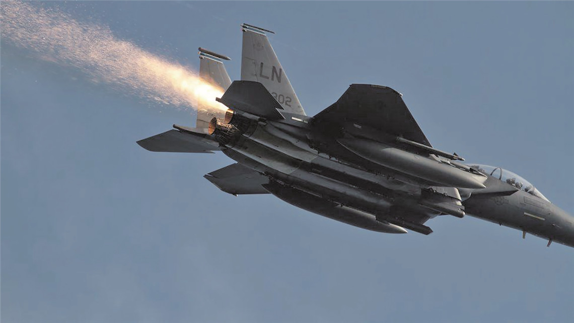 驻英美军F-15E战斗机发生故障
