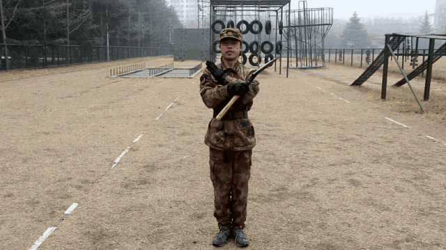 动图|工兵锹变身武器,兵哥教你独家格斗术