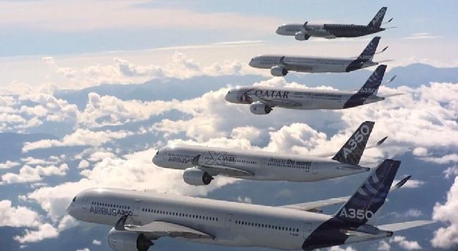 5架新型空中客机A350宽体机法国上空秀飞行表