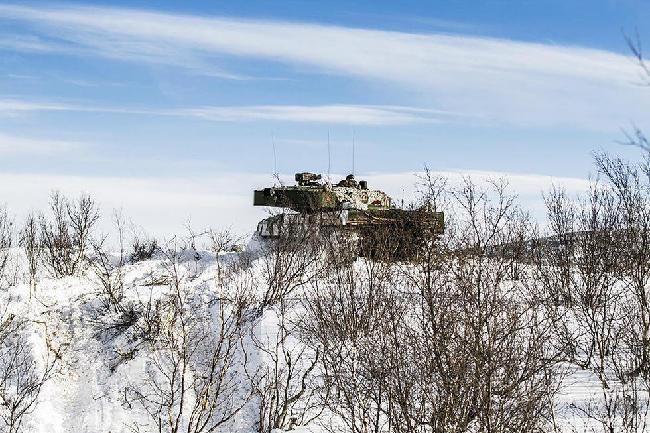 豹2a4坦克雪地迷彩伪装难用肉眼发现
